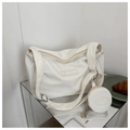 Dettaglio della borsa tote bianco sporco con un piccolo portamonete e logo FASHION - Bianco