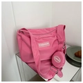 Dettaglio borsa tote in nylon rosa con portamonete rotondo abbinato e tracolla larga regolabile - Rosa