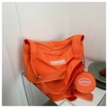 Dettaglio della borsa a tracolla in nylon arancione con borsellino rotondo coordinato - Arancione