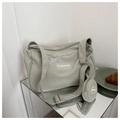 Dettaglio borsa tote in nylon verde salvia con mini portamonete su superficie riflettente - Verde