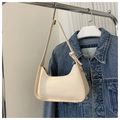 Bolso hobo minimalista en color blanco crema de cuero sintético liso con asa de hombro - Blanco