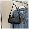Bolso hobo minimalista en cuero sintético negro con cremallera dorada y diseño curvado - Negro