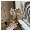 Détail du sac seau tressé crème avec texture gaufrée 3D et accents de doubles perles - Damier Blanc Cassé