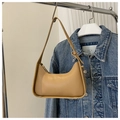 Bolso hobo beige de moda con cremallera superior y detalles metálicos dorados - Caqui
