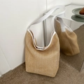 Sac cabas tendance en paille tressée beige avec large bandoulière blanche pour l'été - Blanc