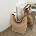 Grand sac cabas en paille beige avec anses en cuir marron vu sous un angle de 45 degrés - Marron