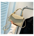 Detail der beigen gewebten PU-Handtasche mit Struktur-Finish und dekorativem Knotengriff - Khaki