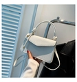 Nahaufnahme der weißen PU-Handtasche mit Webstruktur und stilvollem geflochtenem Griff - Weiß