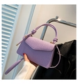 Detail einer lavendelfarbenen geflochtenen Handtasche mit Knotengriff und Schultergurt - Lila