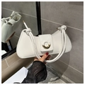 Detalle de bolso bajo el brazo blanco con hebilla redonda dorada y asa de cuero anudada - Blanco