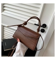 Sac bandoulière marron foncé avec texture plissée et poignée décorative à nœud - Marron