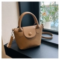 Detail der khakifarbenen PU-Leder Beuteltasche mit Litschi-Textur und Gold-Hardware - Braun
