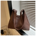 Grande borsa tote marrone scuro in pelle sintetica martellata per uso quotidiano - caffè
