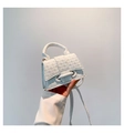 Mini borsa a tracolla bianca con trama intrecciata e raffinati dettagli dorati - Bianco