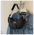 Detalle del bolso media luna de cuero negro con cadena dorada y hebilla en chaqueta denim - Negro