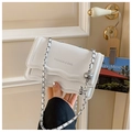 Borsa a tracolla bianca in ecopelle con bordi a conchiglia e catena argentata con sfera - Bianco