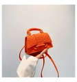 Mini borsa a tracolla arancione con trama intrecciata e manico superiore tenuta in mano - Arancione