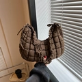 Braune gesteppte Puffer-Umhängetasche mit gerafftem Träger und stilvoller Textur - Braun