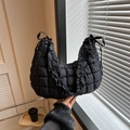 Schwarze gesteppte Schultertasche mit Faltenkanten und stilvollem Schleifenband für Damen - Schwarz