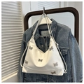 Weiße Hobo-Schultertasche mit silbernen Schmetterlingsanhängern und Trageriemen - Weiß