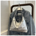 Silberne Metallic-Hobo-Tasche aus PU mit Schmetterlingsdekor und Kettengurt - Silber