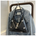 Modische schwarze Hobo-Tasche aus Kunstleder mit silbernen Schmetterlingsanhängern - Schwarz