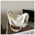 Dettaglio della trama in tela e portamonete sulla borsa a tracolla beige a mezzaluna - Senza Ciondolo / Bianco