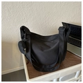 Dettaglio borsa a tracolla in nylon nero con tracolla larga e mini custodia rotonda - Senza Ciondolo / Nero