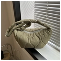 Borsa a nuvola trapuntata verde oliva con tracolla annodata e morbida trama in nylon - Verde