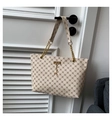 Borsa tote beige con motivo a quadrifoglio marrone, catena dorata e ciondolo cervo - Bianco