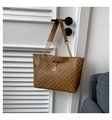 Borsa tote marrone con motivo monogramma, catene dorate e ciondolo a forma di cervo - Giallo