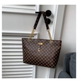Borsa tote marrone con stampa monogramma, catena dorata e ciondolo a forma di cervo - Marrone