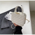 Detalle de bolso acolchado blanco con cremallera dorada y correa de hombro ajustable - Blanco Roto