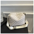 Elegante bolso bandolera acolchado blanco crema con correa ancha de nailon suave - Blanco