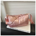 Detalle del bolso bandolera acolchado rosa metalizado con cremallera dorada y asa ancha - Rosa