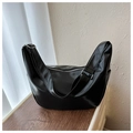 Grande borsa hobo nera a mezzaluna in pelle PU lucida con tracolla regolabile e fibbie - Nero