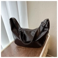 Borsa hobo marrone caffè in pelle PU con tracolla larga e fibbia argentata lucida - caffè