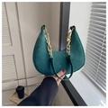 Détail du sac hobo bleu sarcelle avec chaîne dorée et texture style suédine - Vert