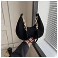 Détail du sac hobo en daim noir avec chaîne dorée épaisse et fine bandoulière - Noir