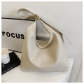 Grote beige hobo-tas van leer met litchi-patroon en een verstelbare schouderriem - Broken Wit