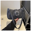 Bolso de hombro retro negro con hebilla plateada y costuras blancas en contraste - Negro