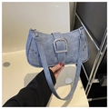 Bolso de hombro en mezclilla azul claro con una gran hebilla plateada y remaches metálicos - Azul Denim