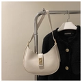 Bolso de hombro media luna en cuero blanco crema con elegante hebilla de metal dorado - Blanco