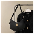 Bolso de hombro media luna negro vintage con hebilla dorada y correa ajustable - Negro