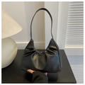 Elegante borsa a spalla nera a pieghe in morbida ecopelle dal design a mezza luna chic - Nero