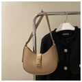 Bolso de hombro tipo media luna caqui vintage con cierre metálico dorado y cuero liso - Caqui