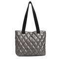 Bolso tote acolchado plateado con acabado metálico y asas anchas negras sobre blanco - Gris