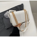 Borsa a tracolla trapuntata bianca con cuciture a V e catena in metallo dorato - Bianco Sporco