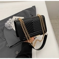 Piccola borsa quadrata nera trapuntata a V con elegante catena dorata da donna - Nero