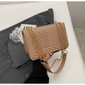Borsa a tracolla beige trapuntata con catena dorata ed eleganti motivi a forma di V - Cachi